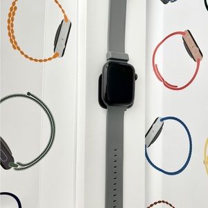 Apple Watch SE GPS 44mm Space Gray W/ Band